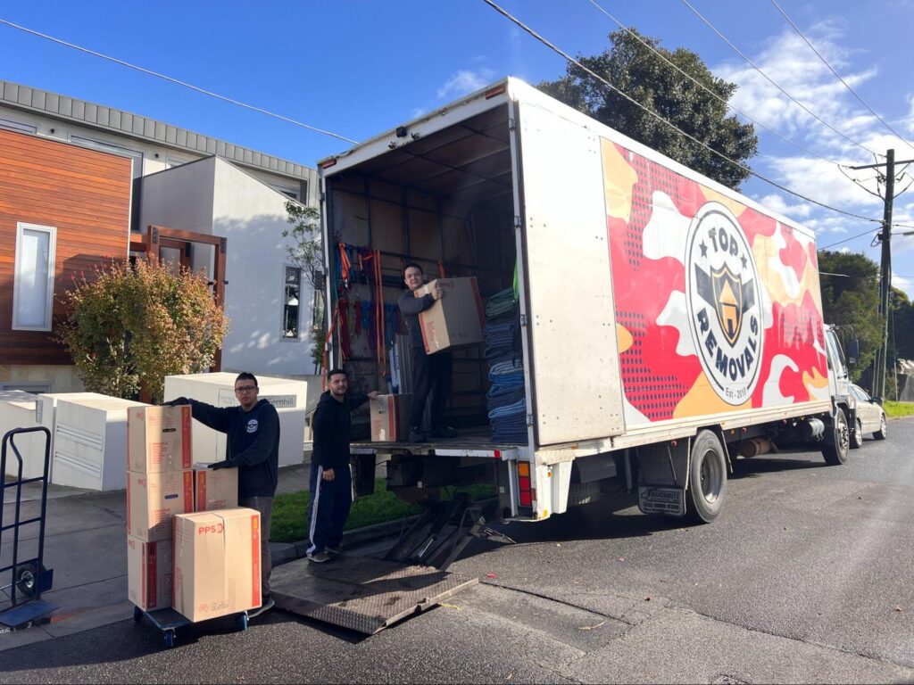 Removalists from Melbourne and Sydney packing boxes 